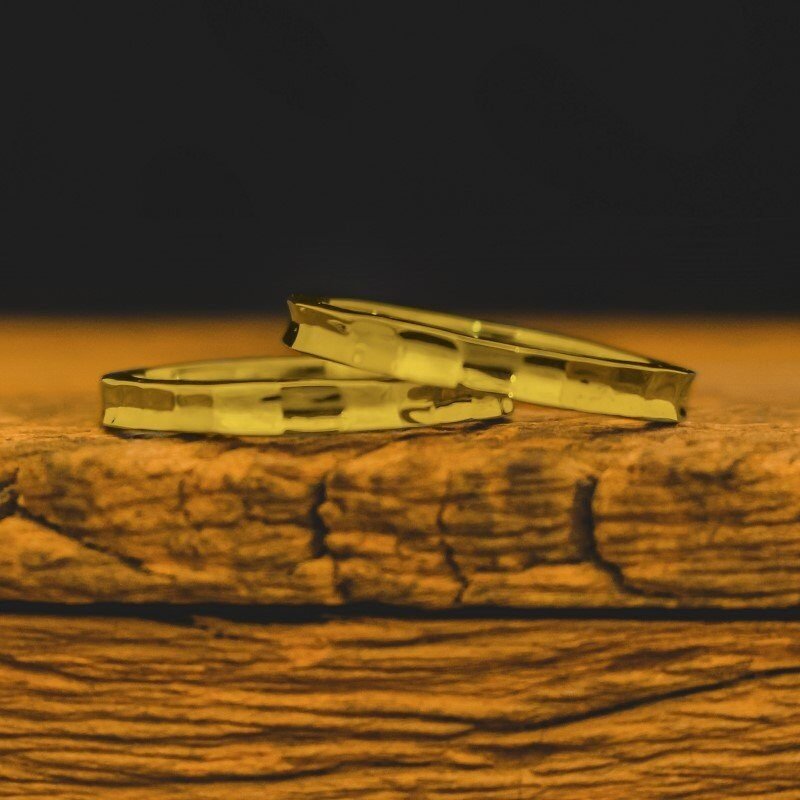Par de Alianças Brutal (Ouro)