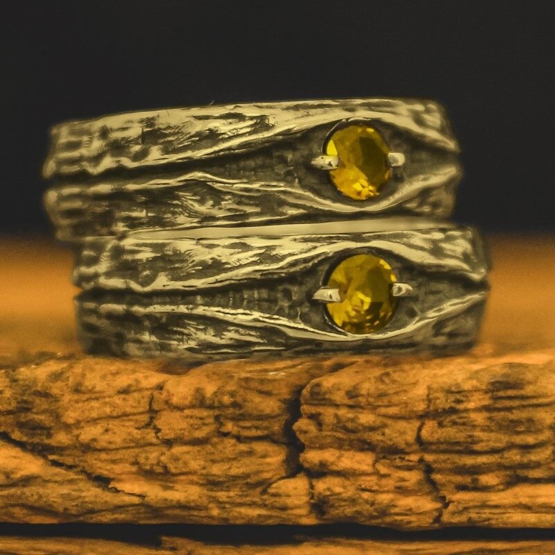 Par de Alianças Rústicas com Pedra - Black Hole (Ouro)
