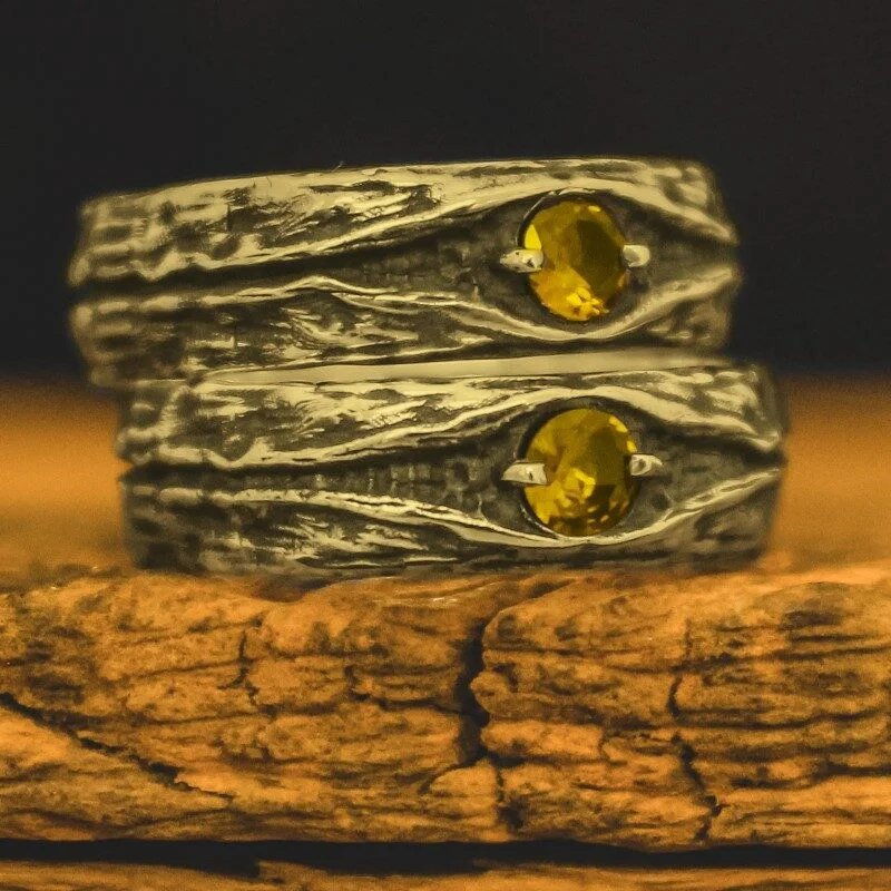 Par de Alianças Rústicas com Pedra - Black Hole (Ouro)
